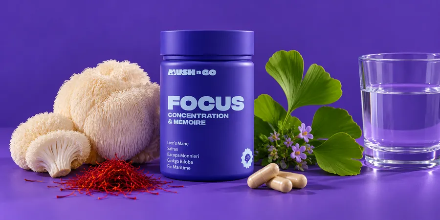 Mush N Go Focus tégely süngombával, ginkgóval, sáfránnyal, két kapszulával és egy pohár vízzel lila háttér előtt